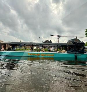 河上有一艘蓝色的小船，船上有人