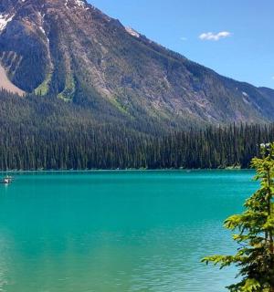 ein Blick auf einen See mit einem Berg im Hintergrund