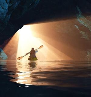 osoba v kajaku v jeskyni