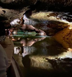 一个人站在洞穴里,仰望天花板