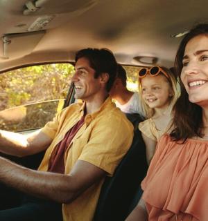 skupina lidí jedoucích v autě