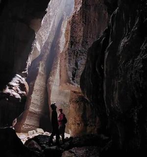 dva lidé stojí v jeskyni