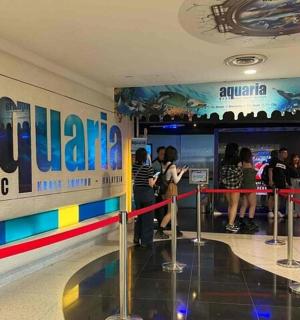 一群人站在房间里