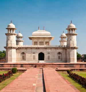 一座顶部有两个圆顶的白色建筑