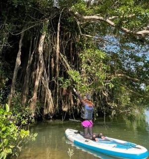 skupina lidí v lodi ve vodě