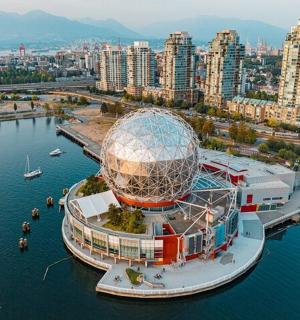 城市旁边水边的一座大楼