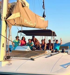 一群人在水中的船上