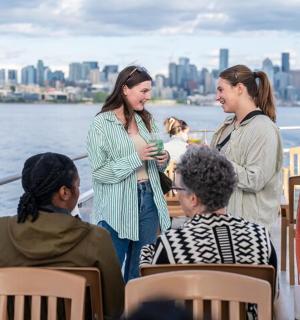 skupina lidí na lodi ve vodě