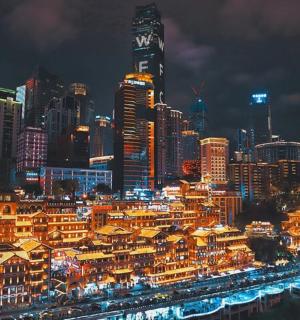 夜晚的城市天际线与钟楼