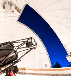 带有摄像头的大型圆顶景观