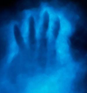 una mà a l'aire amb la mà al cel