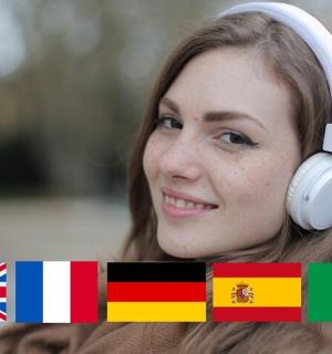 一位戴着耳机、手持不同国家国旗的女士