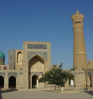 一座有塔楼和清真寺的大楼