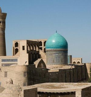 一座顶部有蓝色圆顶的建筑