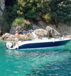 一名男子站在水中的船上