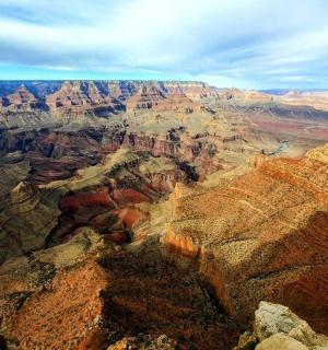 从直升机上俯瞰大峡谷