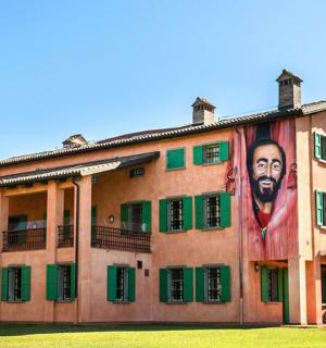 一座画着男人的建筑物