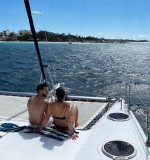 坐在船头的一对男女