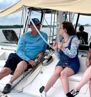 三个人坐在水上的船上