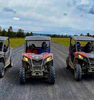 grupp inimesi sõidab ATV-dega teel