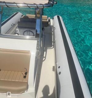 一艘位于水中央的船