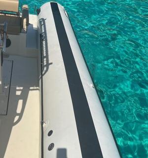 一艘带有游泳池的船，靠近水边