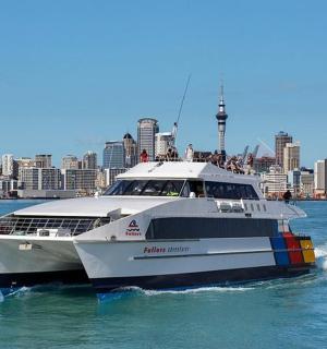 水中的小船，背景是一座城市