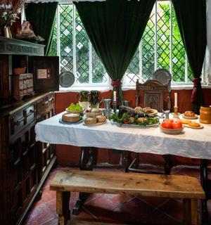 厨房里的桌子上摆满了食物