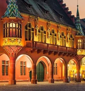 侧面有钟楼的建筑