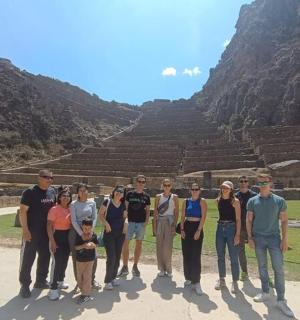 skupina lidí stojící před pyramidou