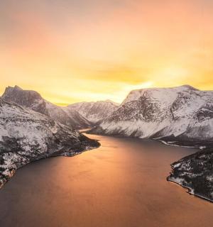 Letecký pohled na zasněžené hory a jezero