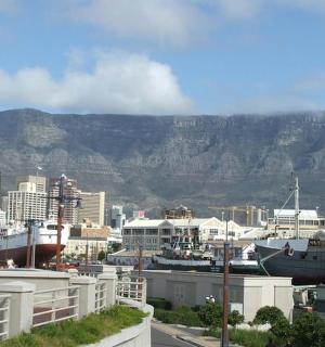 以山为背景的城市景观