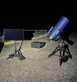 夜间停车场上架着三脚架的相机