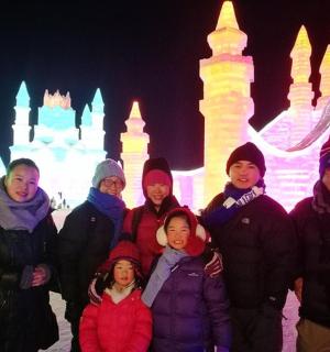 一群人站在冰雪城堡前