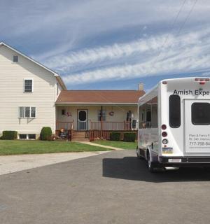 biała ciężarówka zaparkowana przed domem