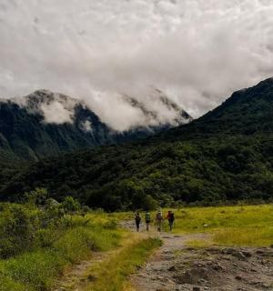 一群人沿着山间的土路行走