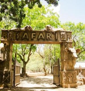an entrance to a zoo with an elephant sign
