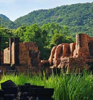 一座巨大的石头建筑,背景是群山