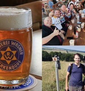 一群人坐在桌边,喝着一杯啤酒