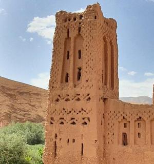 沙漠中心的一座古老建筑