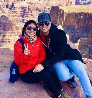 一对男女在大峡谷摆姿势拍照