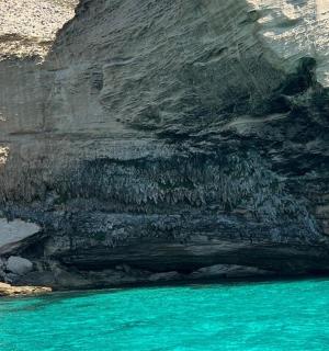 岩石峭壁旁的蓝色水池