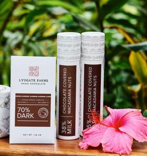 dva produkty ležící na stole vedle květiny