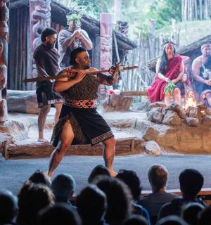 一名男子在人群面前拉小提琴