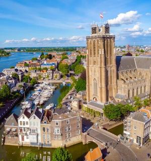 一座有钟楼的城市的鸟瞰图