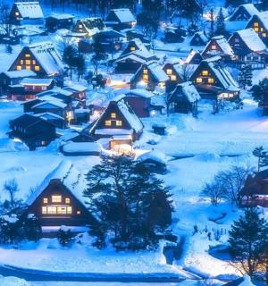 село прекривено снегом ноћу