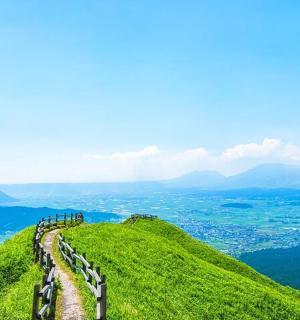 eine Straße auf einem grünen Hügel