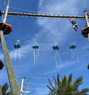 游乐园里坐过山车的人