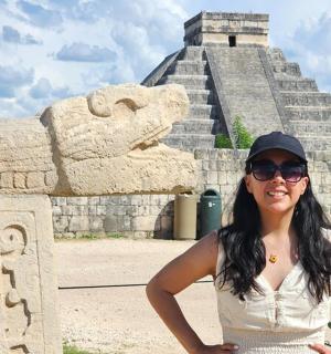 站在金字塔前的女人