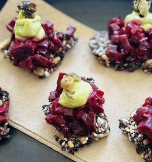 砧板上的一组甜点